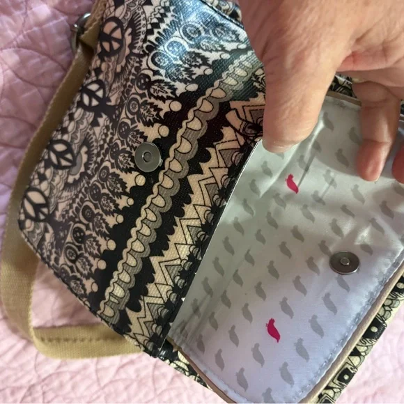 Sakroots Black and Cream Crossbody Bag with Vintage-Inspired Design - Picture 4 of 10